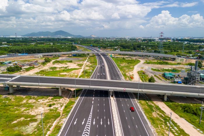  Khi hoàn thành, tuyến cao tốc Bến Lức - Long Thành sẽ tạo trục kết nối trực tiếp giữa khu vực Tây Nam Bộ với Đồng Nai, sân bay Long Thành và mạng lưới cao tốc phía Đông. 