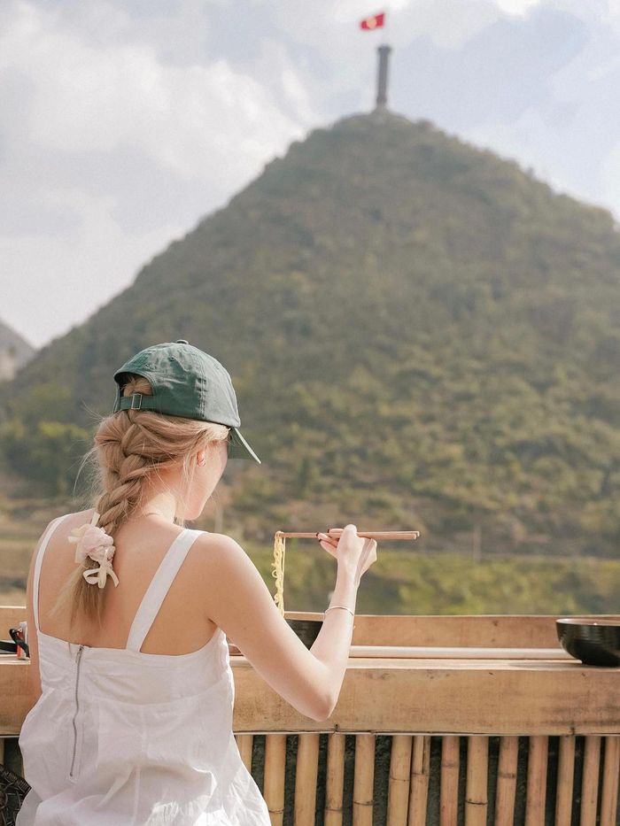 Từ nhiều điểm ở thôn Lô Lô Chải, du khách có thể ngắm trọn cột cờ Lũng Cú. Ảnh: @phuongtali_2709.
