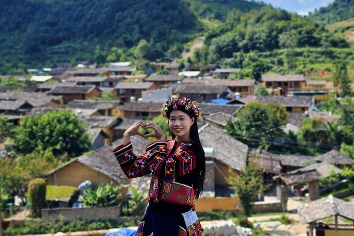 Du khách thuê trang phục dân tộc, check-in tại thôn Lô Lô Chải. Ảnh: Sình Dỉ Gai.