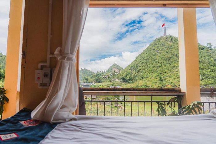 Phòng có view (tầm nhìn) nhìn ra cột cờ Lũng Cú thường được khách chọn đầu tiên. Ảnh: Vũ Xuân Hưng.