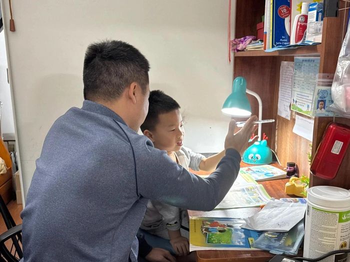  Dành trọn thời gian ở nhà đồng hành và dạy con học mỗi ngày, anh Sự nhận ra các con ngày càng gắn bó và quấn bố hơn hẳn. 