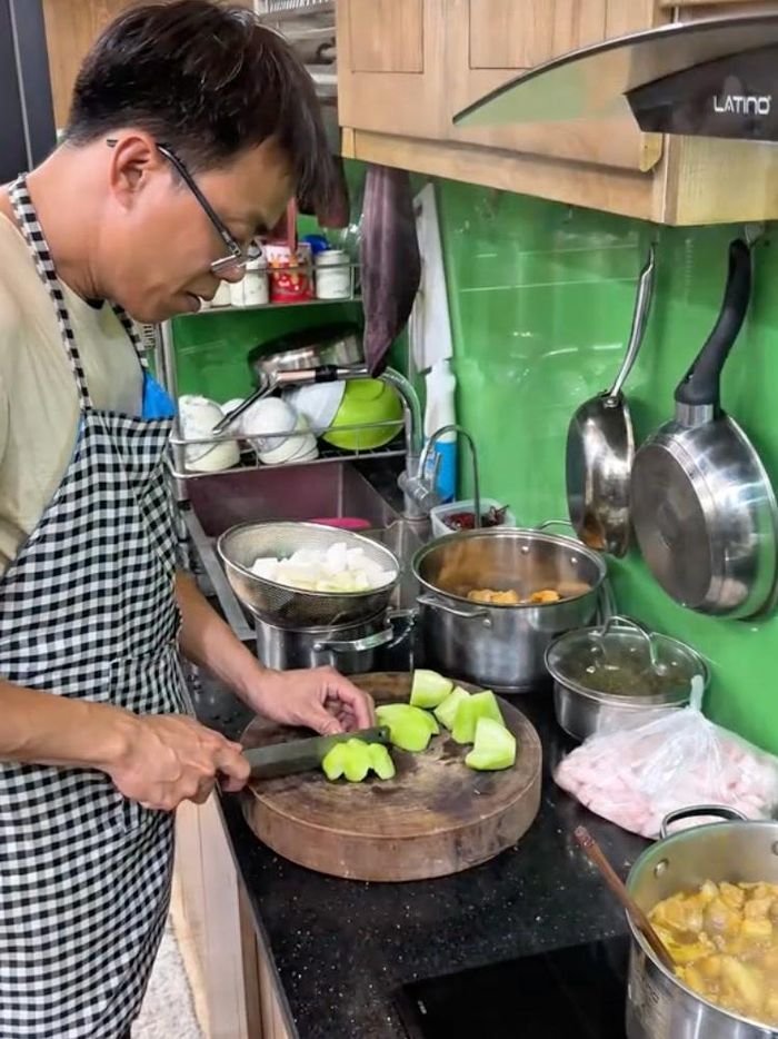  Công việc nội trợ, chăm con đã trở nên quen thuộc với anh Cường. 