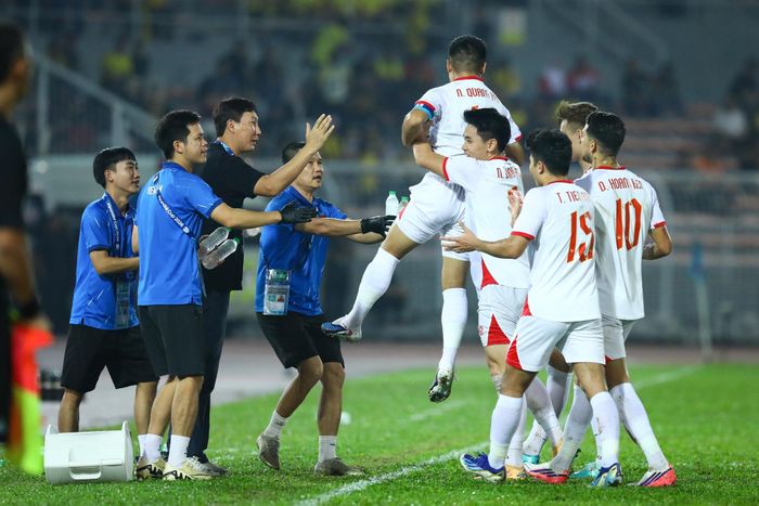 Bàn thắng giống như sự giải tỏa cho Quang Hải sau rất nhiều chỉ trích anh phải nhận thời gian gần đây. Quang Hải tiến về phía ban huấn luyện ăn mừng điềm đạm như thói quen thường lệ. Nhưng sau lưng anh, các đồng đội lao tới cuồng nhiệt. Người đàn em cùng CLB - Nguyễn Đình Bắc - tiến tới nhấc bổng đàn anh lên khỏi mặt đất. 