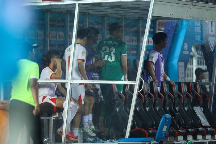  Tuy nhiên, quyết định bẻ còi của trọng tài giữ Lê Giang ở lại sân còn Văn Lâm tiếp tục phải ngồi ngoài. Với các cầu thủ chuyên nghiệp, việc chuẩn bị được vào sân rồi đột ngột phải dừng lại như vậy thường mang tới nỗi buồn. 