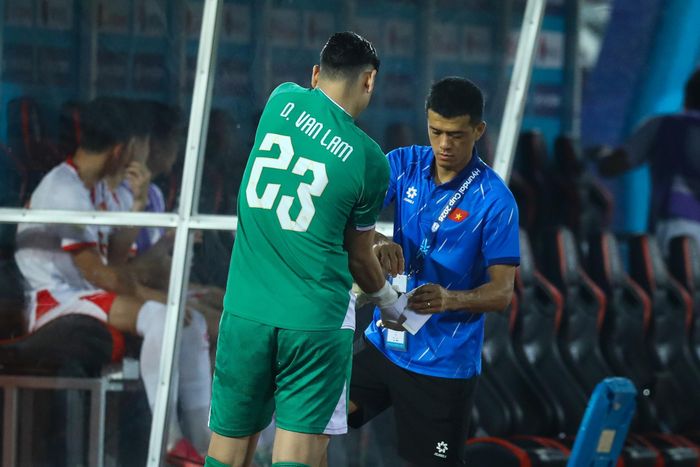  Một câu chuyện khác diễn ra bên ngoài sân, thủ thành Đặng Văn Lâm được gọi khởi động. Anh thậm chí thay đồ xong, đeo găng tay và đã sẵn sàng vào sân ngay lập tức. 