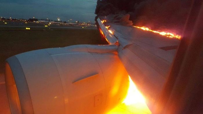  Chuyến bay SQ368 của Singapore Airlines gặp sự cố bên động cơ phải và bốc cháy ngày 27/6/2016. Ảnh: Daily Mail 