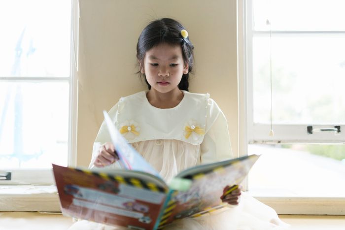  Việc đọc sách mang lại lợi ích cho mọi lứa tuổi, nhưng mục tiêu sẽ thay đổi theo từng giai đoạn phát triển của trẻ. Ảnh: Pexels.