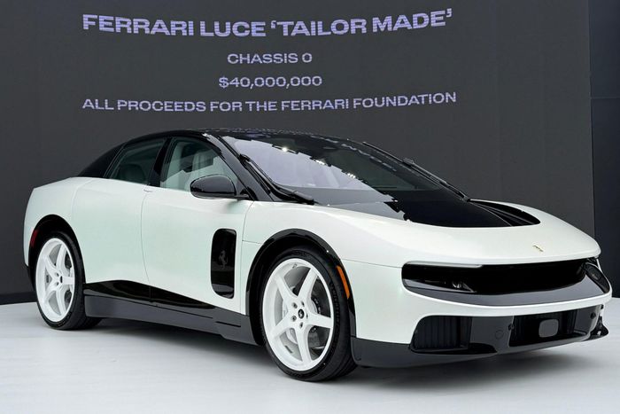 Ferrari Luce Tailor Made "Chassis 0" vẫn sử dụng 4 động cơ điện độc lập tại từng bánh trên nền tảng 800 V, công suất tối đa 1.050 mã lực và mô-men xoắn cực đại 990 Nm.