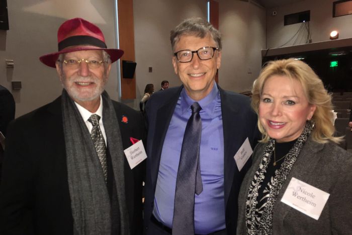 Ông Herbert Wertheim gặp gỡ tỷ phú công nghệ Bill Gates tại một sự kiện.