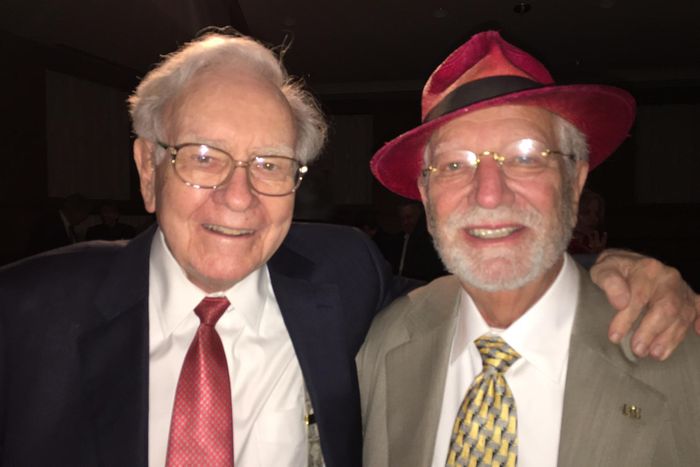 Ông Herbert "Dr. Herbie" Wertheim chụp hình cùng tỷ phú và cũng là bậc thầy đầu tư người Mỹ Warren Buffett.