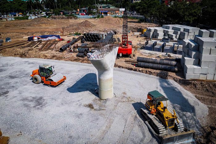  Đơn vị thi công đã đổ bê tông nền khu vực xung quanh các trụ, đồng thời tập kết cốt thép, ống cống và các cấu kiện phục vụ những hạng mục tiếp theo. 
