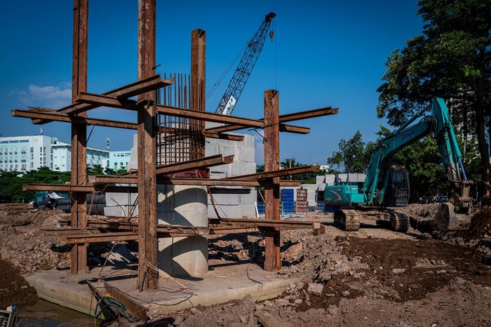  Những vị trí đã hoàn thiện phần kết cấu trụ cầu bên dưới mặt đất được san lấp, hoàn trả mặt bằng, tạo điều kiện triển khai các trụ cầu vượt trong giai đoạn tiếp theo. 