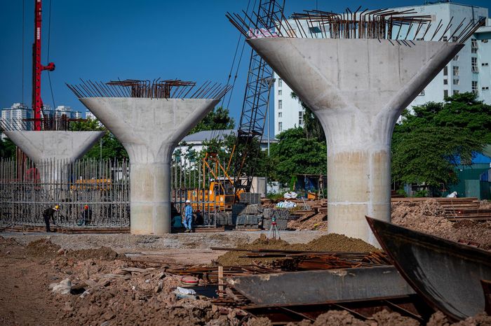  Chỉ sau hơn một tháng tái khởi động thi công, các trụ cầu vượt tại nút giao Phạm Tu - đường 70 dần thành hình. Nhiều trụ cầu trên đường Phạm Tu cơ bản hoàn thiện. 
