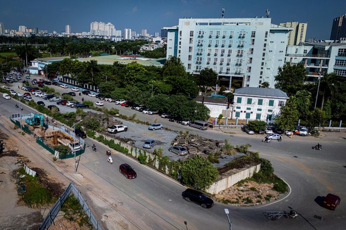  Một phần kết cấu cầu vượt đang xây dở dang trên đường Phạm Tu hiện được tận dụng làm nơi đỗ ôtô. Đây là hạng mục từng được triển khai một phần trước khi phải tạm dừng thi công năm 2018. 