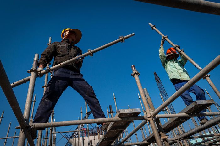  Tại những vị trí thân trụ cầu đã hoàn thành, công nhân đang lắp đặt hệ thống giàn giáo và kết cấu phục vụ thi công phần cầu phía trên. Các hạng mục này được chuẩn bị để tiến tới thi công đài trụ, đổ bê tông và tiếp tục triển khai các kết cấu cầu vượt trong những bước tiếp theo. 