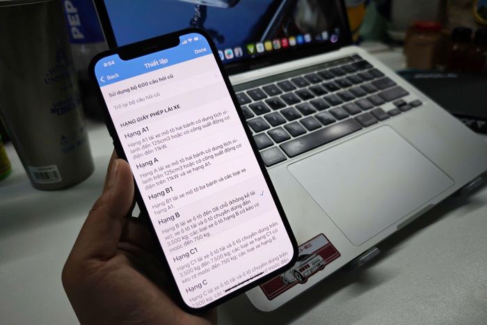  Học lý thuyết sát hạch bằng lái lái xe thông qua cuốn "600 câu hỏi dùng cho sát hạch lái xe cơ giới đường bộ". Ảnh: Đan Thanh.