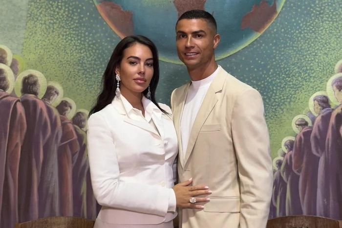 Ngày 16/8, Vogue đăng tải bài phỏng vấn vợ chồng Cristiano Ronaldo và Georgina Rodríguez về đám cưới tại gia ở Cascais (Bồ Đào Nha), diễn ra hôm 11/8 (giờ địa phương). Cuộc phỏng vấn được thực hiện trực tuyến qua Zoom, trước hôn lễ 5 ngày, tiết lộ nhiều lý do đặc biệt ẩn sau ngày trọng đại.