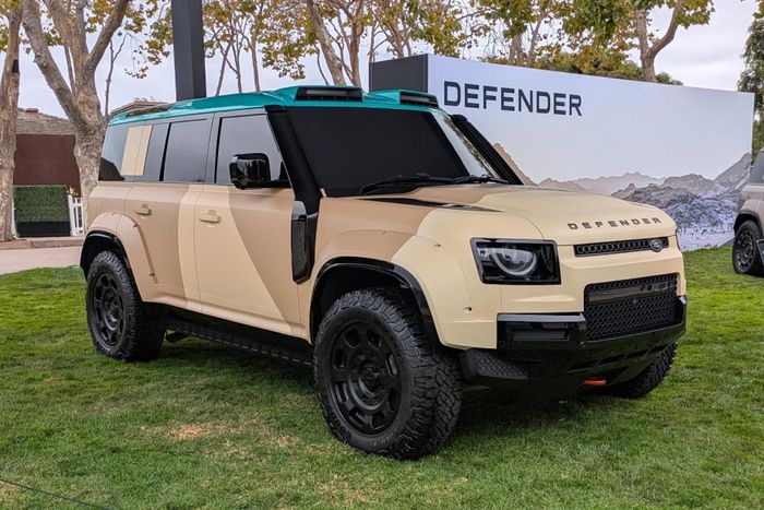  Defender Dakar vừa được trưng bày tại sự kiện The Quail, A Motorsports Gathering tại tuần lễ Monterey Car Week 2026. Thông tin chính thức về mẫu SUV đặc biệt này sẽ được tiết lộ tại chặng đua Dakar Rally 2027 tại Saudi Arabia. 