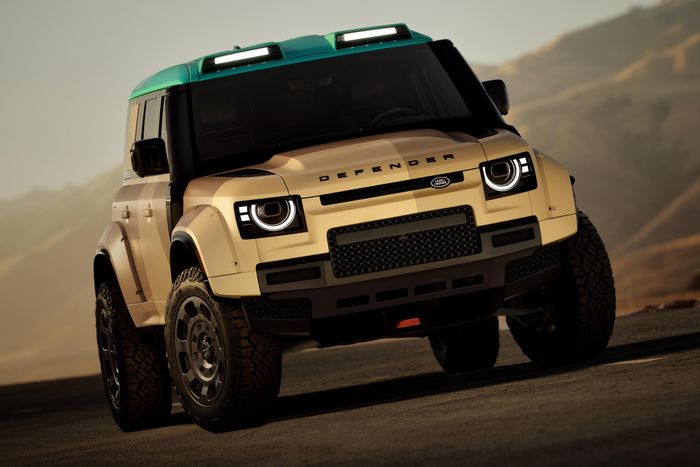  Nhằm kỷ niệm thành tích này, Land Rover đã chính thức ra mắt phiên bản đường phố của mẫu xe đua trên với tên gọi Defender Dakar. Mẫu SUV này được phát triển trên nền tảng Defender OCTA, tương tự như chiếc Defender Dakar D7X-R. 