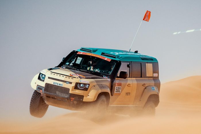  Vẫn sử dụng nền tảng của Defender OCTA, Defender Dakar không bị giới hạn hiệu năng vận hành như Defender Dakar D7X-R. Xe vẫn được trang bị động cơ V8 twin-turbo 4.4L, sản sinh công suất 635 mã lực và mô-men xoắn 750 Nm. 