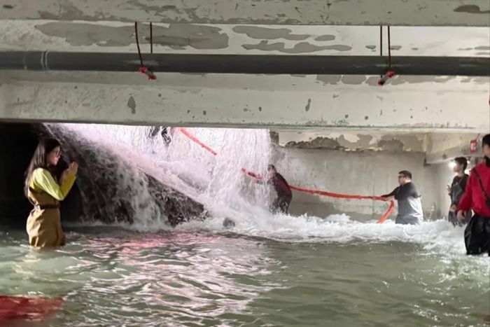 Các trung tâm trải nghiệm tạo không gian an toàn để người tham gia đối mặt với những tình huống thiên tai có thể đe dọa tính mạng, đồng thời học các kỹ năng sinh tồn cần thiết. Ảnh: QQ.com.