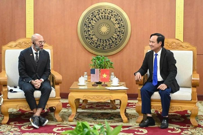  Thứ trưởng Bộ Nông nghiệp và Môi trường Võ Văn Hưng tiếp và làm việc với ông Mark Abdoo, Phó Giám đốc phụ trách Chính sách và Chiến lược Toàn cầu FDA chiều 29/7. Ảnh: Kiều Chi/ Bộ Nông nghiệp và Môi trường. 