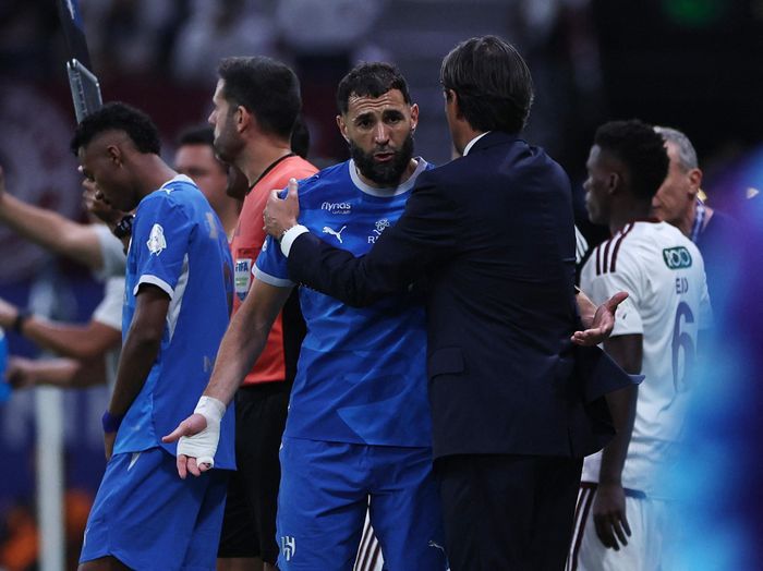  Benzema có lời qua tiếng lại với HLV Simone Inzaghi sau khi bị thay ra ở phút 70 trong trận Al Hilal thắng Al-Faisaly 4-2. 