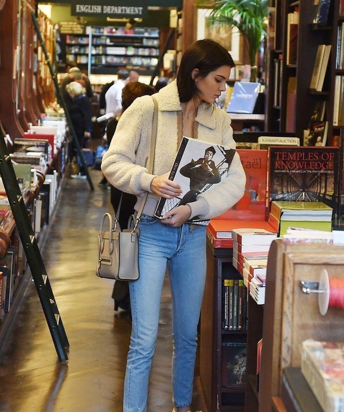  Người mẫu Kendall Jenner nhiều lần được bắt gặp đi mua hoặc đọc sách trong đời sống. Ảnh: INFphoto.com. 