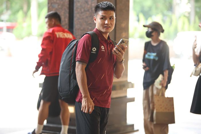  Nguyễn Quang Hải tranh thủ gọi điện về gia đình. Tiền vệ sinh năm 1997 thường chia sẻ hình ảnh bên vợ và con trên mạng xã hội. 