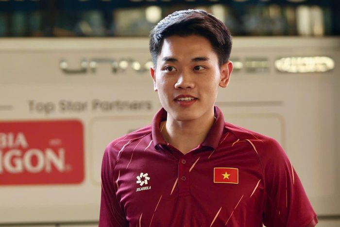  Nguyễn Đình Bắc, cầu thủ đang dẫn đầu danh sách vua phá lưới ASEAN Cup 2026 với 5 bàn thắng tươi cười. Chân sút thuộc biên chế CLB Công an Hà Nội không ghi bàn ở bán kết lượt đi nhưng được kỳ vọng sẽ tỏa sáng ở lượt về. 
