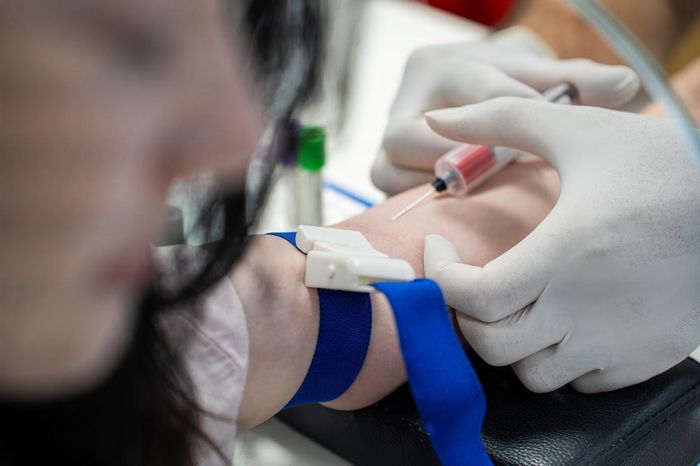  Bác sĩ cảnh báo sàng lọc và điều trị cho mẹ trong thai kỳ là chìa khóa ngăn bệnh truyền sang con. Ảnh: Trần Hiền. 