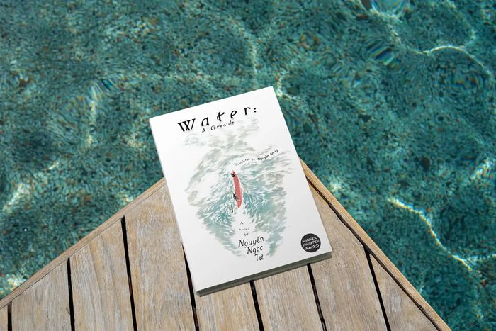  Biên sử nước (Nguyễn Ngọc Tư), bản tiếng Anh có tựa Water: A Chronicle (Major Books xuất bản). Ảnh: Saigoneer. 
