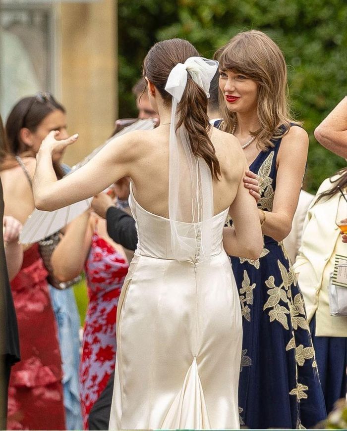 Taylor Swift tại lễ cưới của cặp đôi kỹ sư âm thanh Oli Jacobs, Laura Sisk. Ảnh: Page Six.