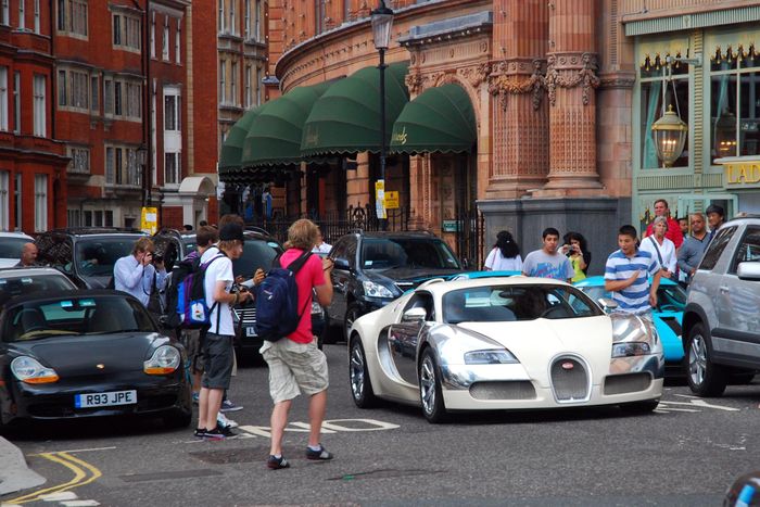  Vào khoảng tháng 6 đến tháng 8 hàng năm, các đại gia thường di chuyển đến London để tránh mùa hè khắc nghiệt của Trung Đông. Như thường lệ, giới siêu giàu cũng vận chuyển các mẫu siêu xe và xe thể thao đến thành phố này. 