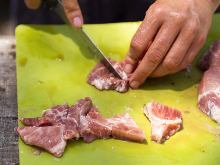  Thớt nhựa cần được rửa kỹ bằng nước nóng và xà phòng sau khi sơ chế thịt sống để loại bỏ vi khuẩn có thể lưu lại trong các vết cắt trên bề mặt. Ảnh: Magnific. 