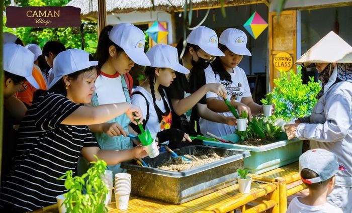 Du khách nhí trải nghiệm hoạt động trồng cây xanh mang lại đời sống mới cho những chiếc ly đã sử dụng do một khách sạn thực hiện