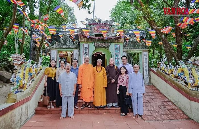 Các cơ quan ban ngành, chính quyền địa phương và Ban Trị sự Giáo hội Phật giáo Việt Nam chụp ảnh lưu niệm trước chùa Quan Âm
