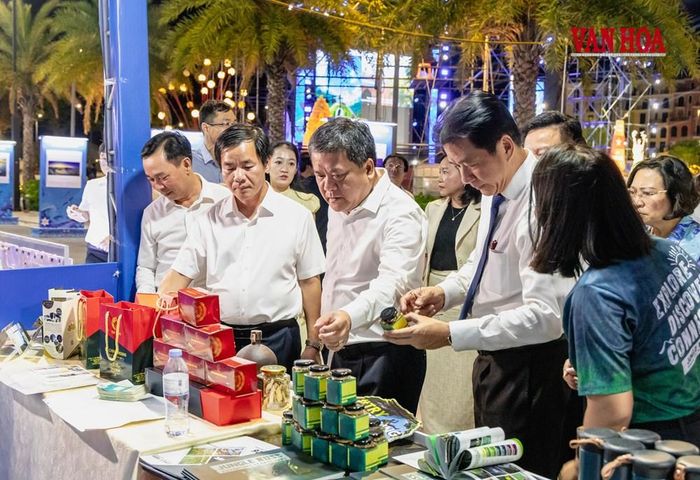 Lãnh đạo hai tỉnh tham quan, tìm hiểu sản phẩm tại không gian quảng bá văn hóa, du lịch trong khuôn khổ sự kiện