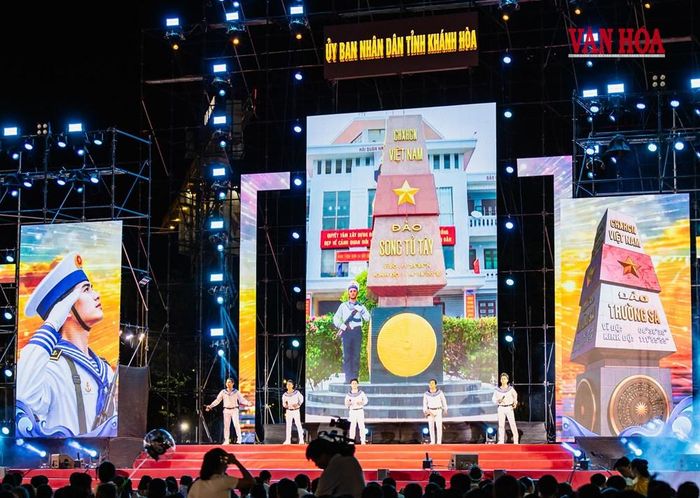 Biển đảo, Trường Sa và hình ảnh người lính Hải quân được tái hiện trên sân khấu, góp thêm những sắc màu văn hóa của vùng đất Khánh Hòa.
