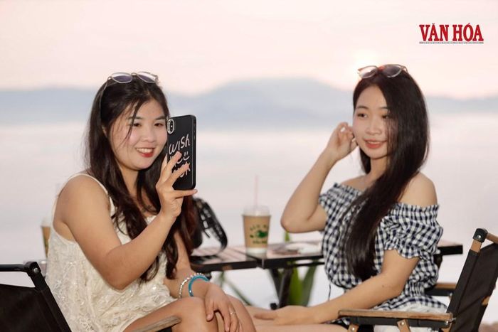 Du khách chụp hình kỷ niệm về trải nghiệm "săn mây"