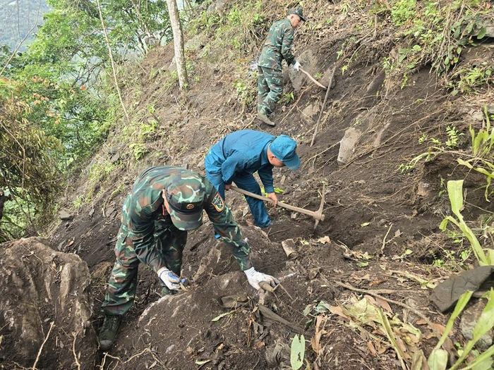 Cán bộ, chiến sĩ lật từng hốc đá, xới từng tấc đất tìm hài cốt liệt sĩ