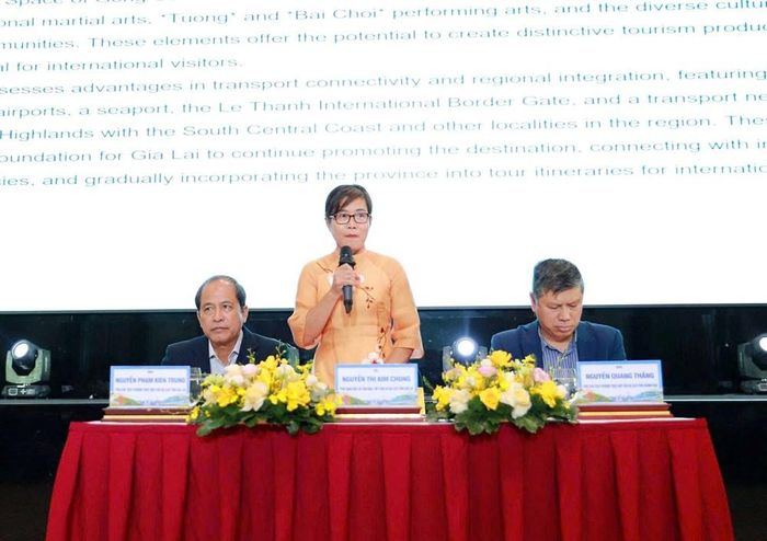 Phó Giám đốc Sở VHTTDL Gia Lai Nguyễn Thị Kim Chung giới thiệu tiềm năng, thế mạnh du lịch của tỉnh đến với các buyer quốc tế
