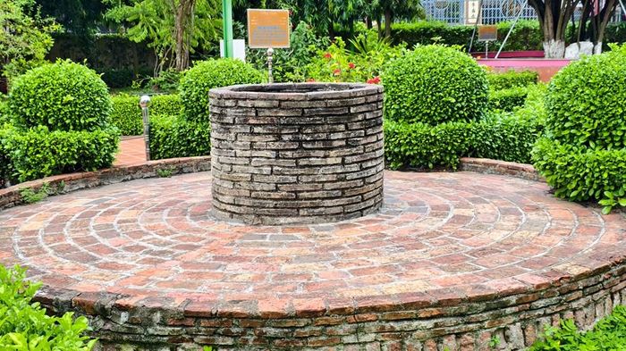 Giếng nước được xây bằng gạch và xi măng dùng để phục vụ sinh hoạt và tưới cây