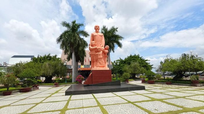 Nhà trưng bày về tiểu sử và sự nghiệp cách mạng của Chủ tịch Hồ Chí Minh cùng công viên và tượng đài “Bác Hồ với các cháu thiếu nhi” được xây dựng ngay đối diện Di tích Trường Dục Thanh
