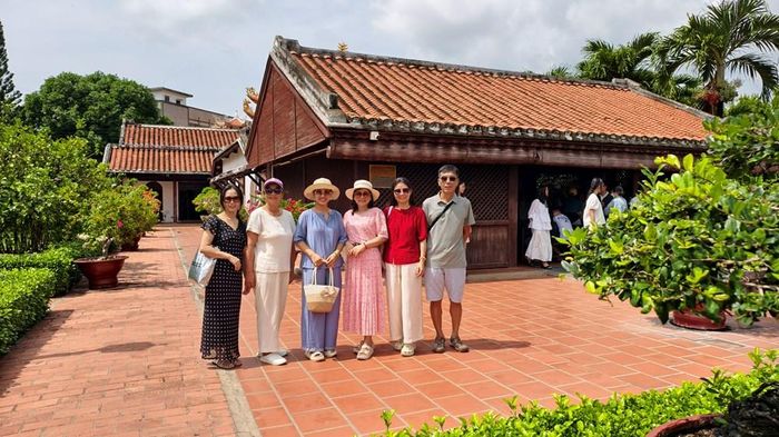 Du khách ghé thăm Di tích Trường Dục Thanh