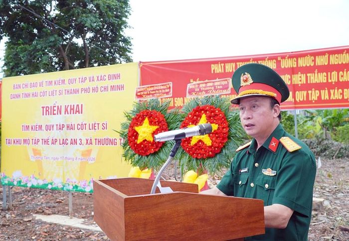 Đại tá Nguyễn Đình Chuẩn phát biểu triển khai nhiệm vụ