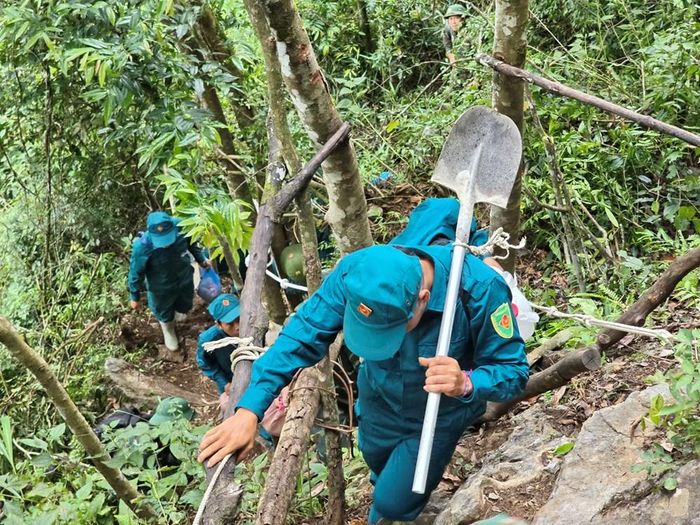 Những bước chân dẻo dai và quen thuộc địa hình của các chiến sĩ dân quân khi lên đỉnh 685
