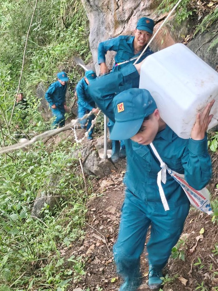 Sức trẻ của Lý Văn Quyền cùng các chiến sĩ dân quân không quản ngại đường núi hiểm trở lên làm nhiệm vụ thiêng liêng