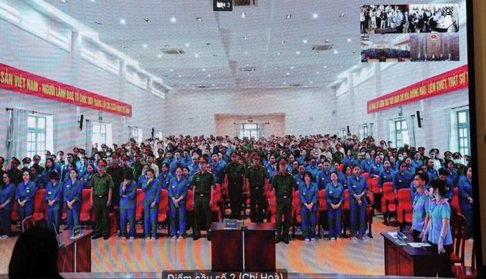 Hơn 200 bị cáo được xét xử trực tuyến ở Trại tạm giam Chí Hòa. Ảnh: CH