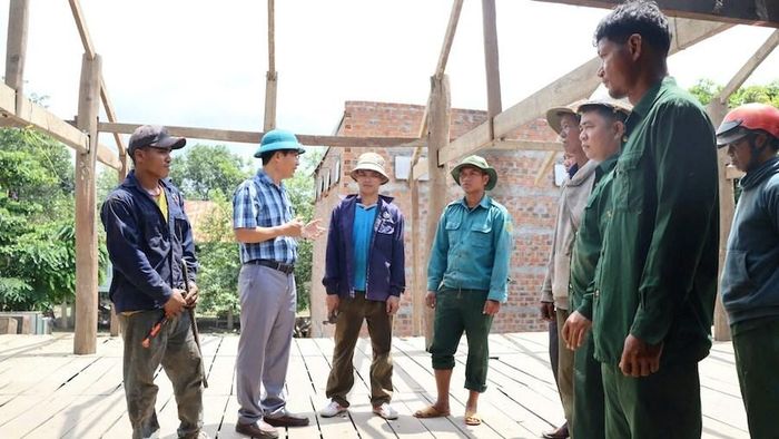 Lãnh đạo địa phương và lực lượng chức năng thường xuyên có mặt tại buôn Jứ, theo dõi tiến độ, trực tiếp chỉ đạo và kịp thời tháo gỡ những khó khăn phát sinh